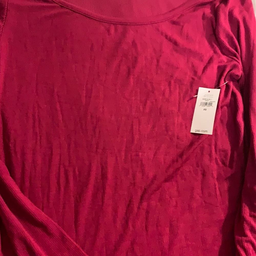 Women’s new gap fit shirt size XS  red